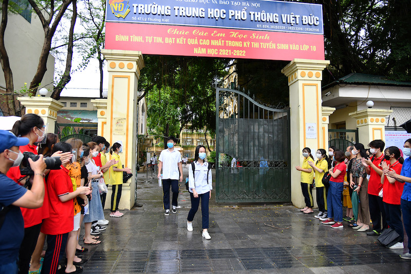 Sự quan tâm, động viên của mọi người dành cho các thí sinh kỳ thi lớp 10. Thí sinh phấn khởi ra về sau khi kết thúc bốn môn thi -5