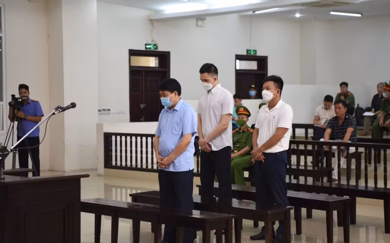 Các bị cáo nghe tuyên án.