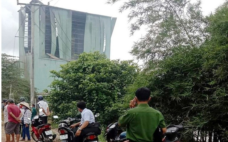 Hiện trường vụ nổ lò sấy lúa ở huyện Mang Thít, tỉnh Vĩnh Long khiến 3 người thương vong. (Ảnh: THANH QUYỀN)