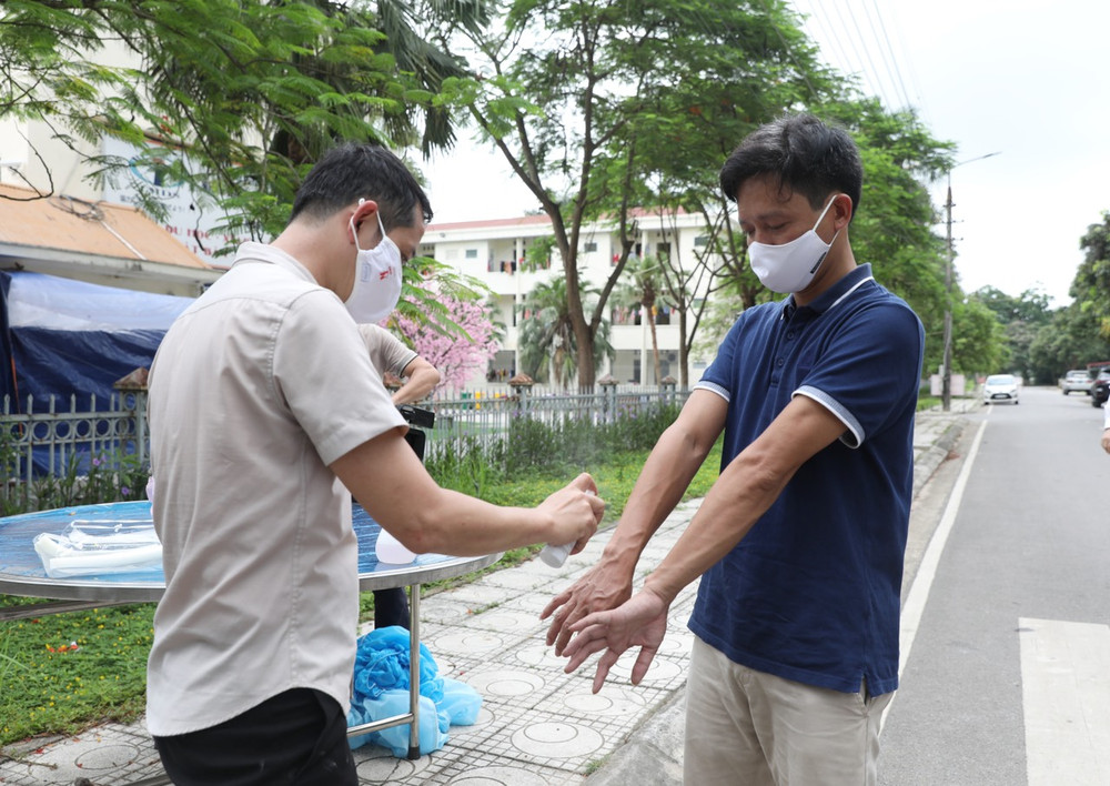 Phòng, chống dịch là yêu cầu đầu tiên để việc tác nghiệp được an toàn cho bản thân và cộng đồng. Chuyện về những phóng viên