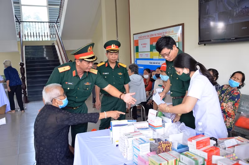 Các bác sĩ Bệnh viện Quân y 4 khám bệnh miễn phí cho người nghèo.