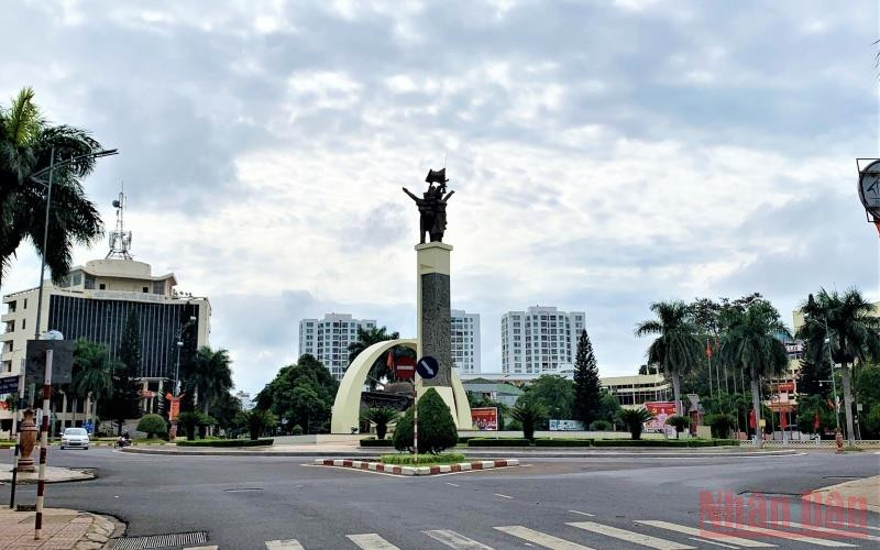 Sáng 27/8, ngày đầu tiên thành phố Buôn Ma Thuột siết chặt thực hiện Chỉ thị 16 của Thủ tướng Chính phủ, ở trung tâm thành phố vắng lặng ít người qua lại. IMG_080-1630049439576.jpg