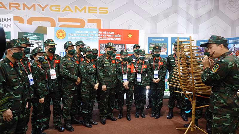 Trung tướng Phùng Sĩ Tấn động viên một số đội tuyển thi đấu tại thao trường Alabino -0