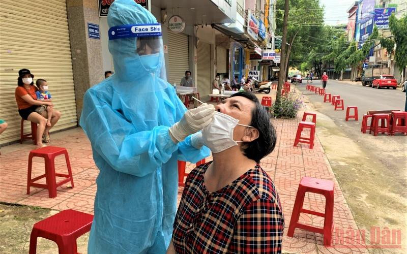 Cán bộ y tế phường Thống Nhất, thành phố Buôn Ma Thuột lấy mẫu xét nghiệm nhanh kháng nguyên SARS-CoV-2 cho người dân trên địa bàn, vào sáng 27/8. IMG_085-1630049439061.jpg