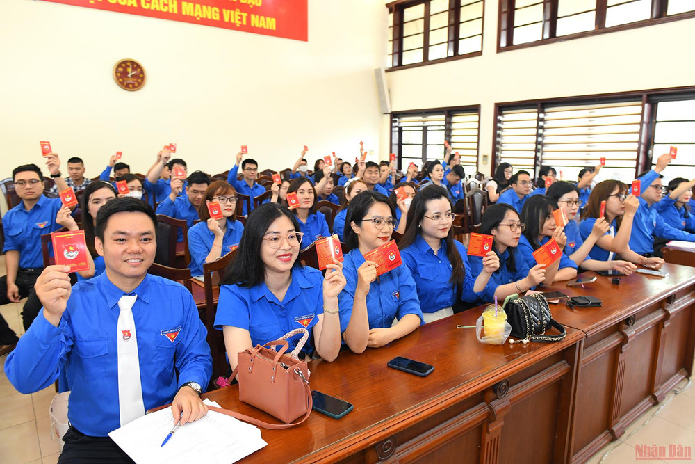 Các đoàn viên Báo Nhân Dân bỏ phiếu tại Đại hội. (Ảnh: THÀNH ĐẠT) Tuổi trẻ Báo Nhân Dân phát huy truyền thống, kiến tạo thành công mới -0