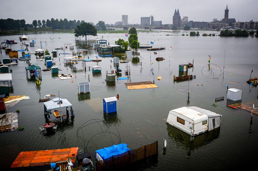 Nơi trú tạm của những người lữ hành ở Roermond, Hà Lan. (Ảnh: Getty Images) flood -0