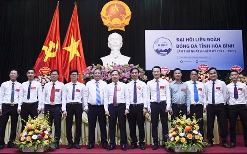 Các đồng Ủy viên Ban Chấp hành nhiệm kỳ thứ nhất của Liên đoàn bóng đá Hòa Bình.