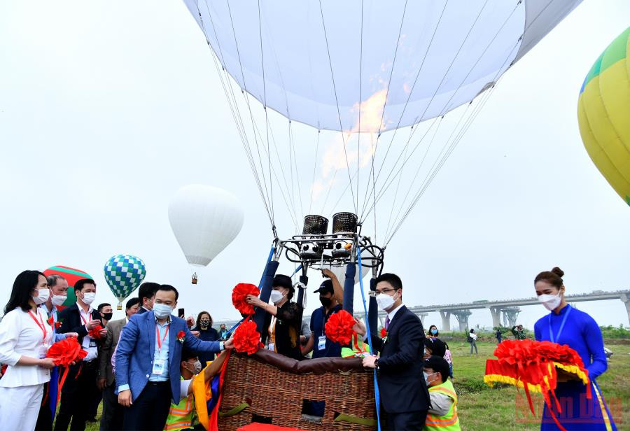 Các đại biểu thắt nơ khai mạc Lễ hội khinh khí cầu “Hà Nội muôn màu”. Ảnh: Đăng Khoa Hà Nội: Trải nghiệm bay khinh khí cầu bên sông Hồng -1