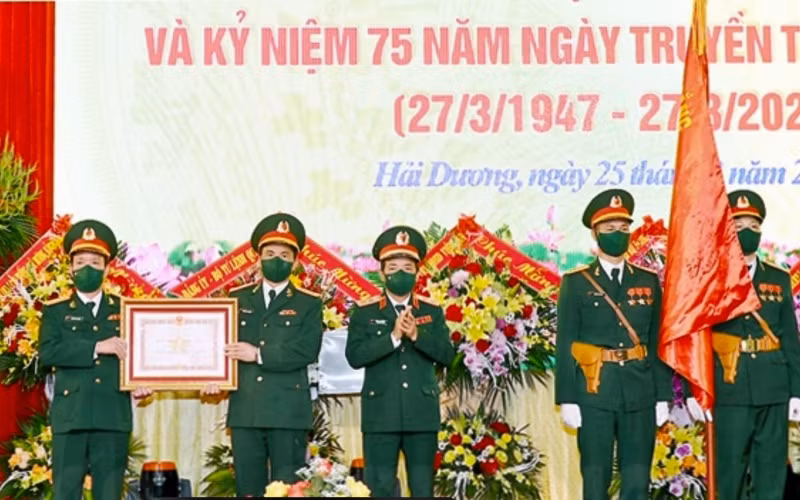 Thừa ủy quyền của Chủ tịch nước, Trung tướng Trịnh Văn Quyết trao tặng Bộ Chỉ huy Quân sự tỉnh Hải Dương Huân chương Quân công hạng nhì.