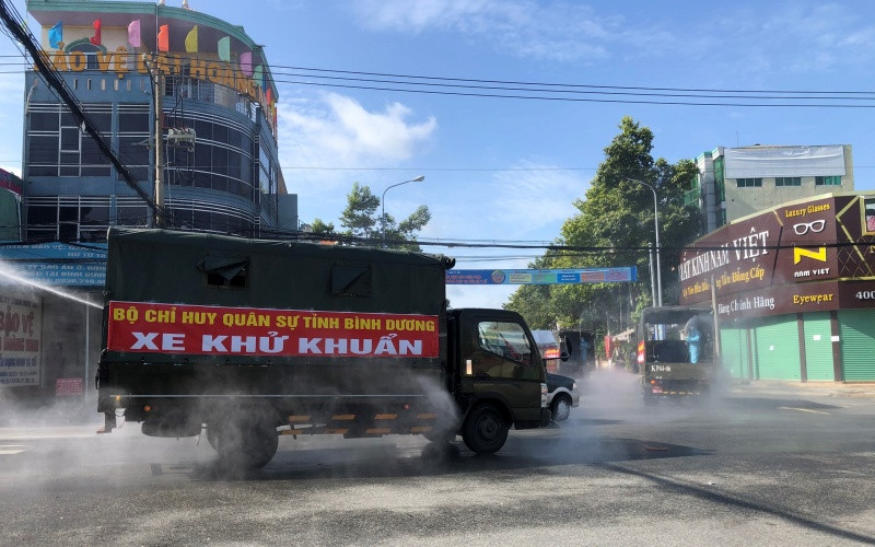 Lực lượng quân sự tỉnh Bình Dương hỗ trợ phun khử khuẩn phòng, chống dịch bệnh Covid-19. Q2-1627610506649.jpeg