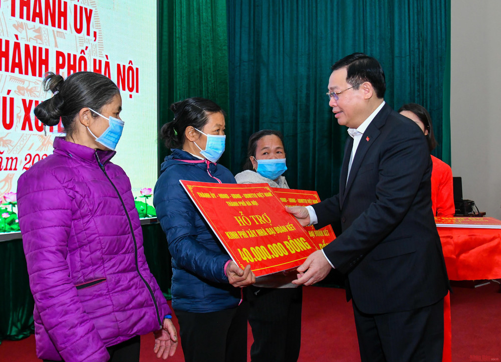 Bí thư Thành ủy Vương Đình Huệ trao kinh phí hỗ trợ xây dựng nhà Đại đoàn kết cho các gia đình có hoàn cảnh khó khăn trên địa bàn huyện Phú Xuyên. Bí thư Thành ủy Hà Nội thăm gia đình giáo dân tiêu biểu -0
