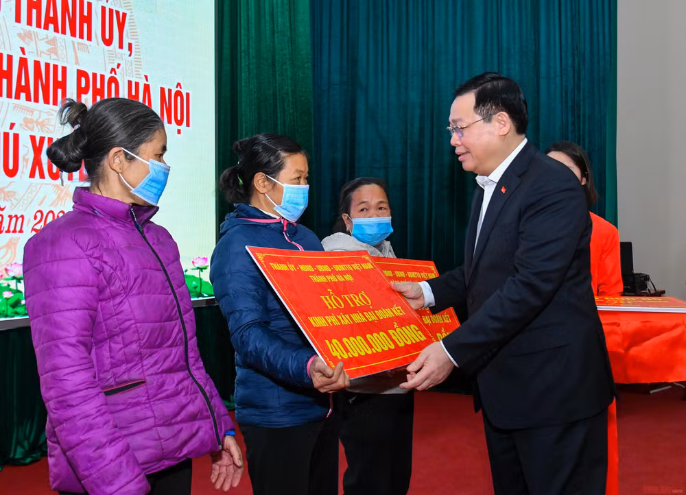 Bí thư Thành ủy Hà Nội thăm gia đình giáo dân tiêu biểu -0