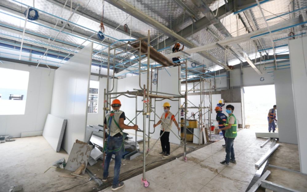 PGS, TS Phạm Thị Bích Đào cho biết: "Trước mắt, chúng tôi sẽ có 100 giường bệnh điều trị Covid-19 vào cuối tháng 8, sau đó, sẽ bổ sung thêm 500 giường sẵn sàng phục vụ”. Cận ảnh tại công trường xây dựng