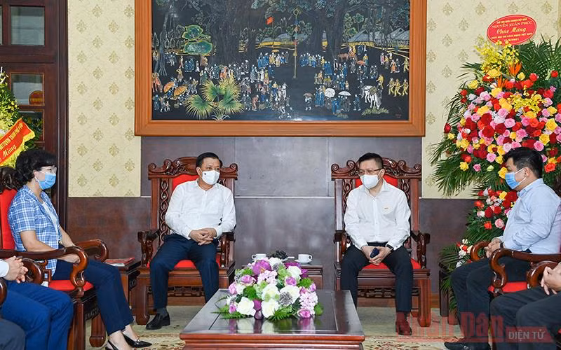 Bí thư Thành ủy Hà Nội Đinh Tiến Dũng thăm, chúc mừng Báo Nhân Dân nhân ngày báo chí 21-6 -0