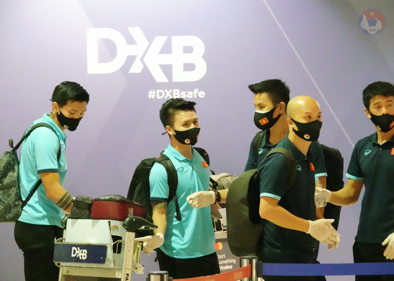 Các cầu thủ làm thủ tục ở sân bay UAE. Đội tuyển Việt Nam đã trở về nước, ổn định sinh hoạt tại cơ sở cách ly -0