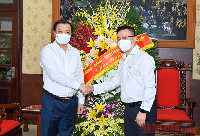 Bí thư Thành ủy Hà Nội Đinh Tiến Dũng thăm, chúc mừng Báo Nhân Dân nhân ngày báo chí 21-6 -0