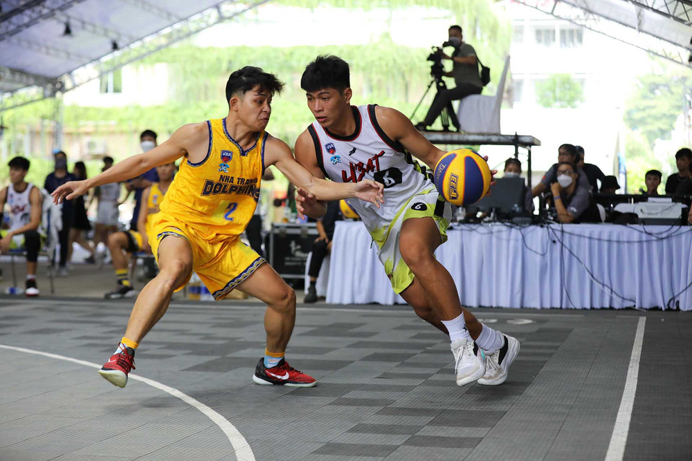 Nguyễn Phúc Vinh (áo trắng) U20 Saigon Heat cố tiến vào vòng trong của U20 Nha Trang Dolphins. Lộ diện nhà vô địch VBA 3x3 chặng Đà Nẵng -0