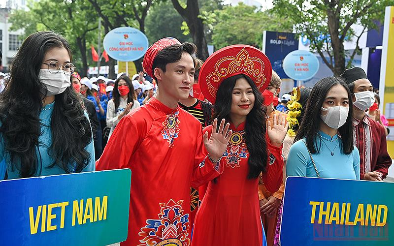 Đoàn viên, thanh niên Việt Nam trong trang phục truyền thống dự Festival. (Ảnh: DUY LINH)
