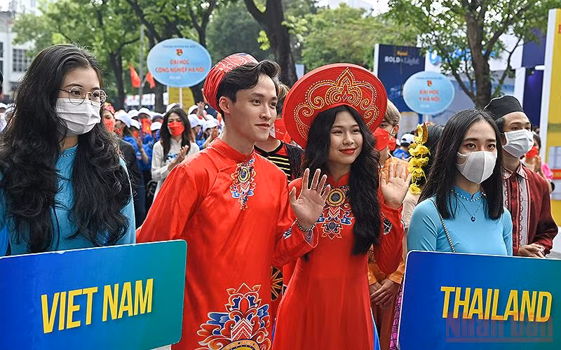 Đoàn viên, thanh niên Việt Nam trong trang phục truyền thống dự Festival. (Ảnh: DUY LINH)