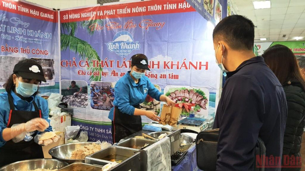 Gian hàng đặc sản, hải sản thu hút khách tham quan mua sắm. (Ảnh: THANH TRÀ) Nhiều đặc sản vùng miền phục vụ người dân Thủ đô dịp Tết Nhâm Dần -0