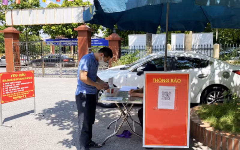 Người dân thực hiện quét mã QR.