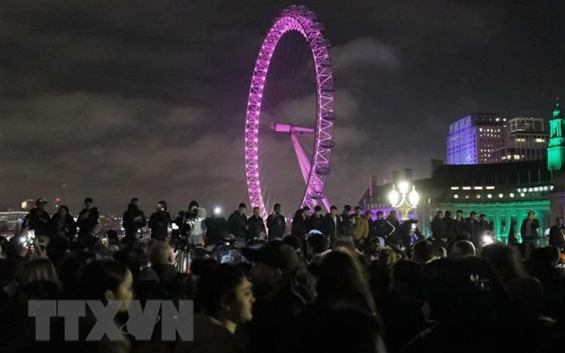 Người dân đón chào năm mới 2022 ở thủ đô London, Anh, ngày 1/1/2022. (Ảnh: THX/TTXVN)