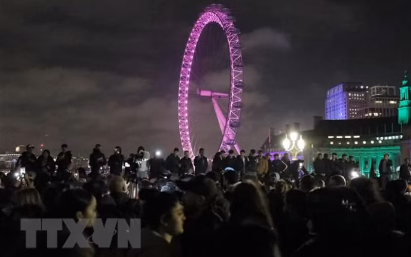 Người dân đón chào năm mới 2022 ở thủ đô London, Anh, ngày 1/1/2022. (Ảnh: THX/TTXVN)