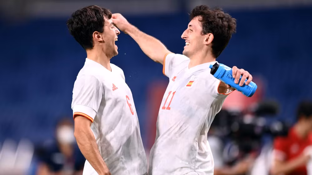 Các thành viên tuyển Olympic Tây Ban Nha ăn mừng sau chiến thắng nghẹt thở. (Ảnh: Reuters)