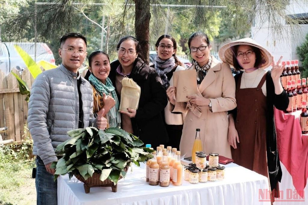 Chị Hương (thứ hai từ trái qua) trong “phiên chợ nhỏ an lành” do Nhóm sản xuất bền vững xứ Thanh tổ chức. Bài 4: Người đi tìm bình an trong màu xanh của rừng -0