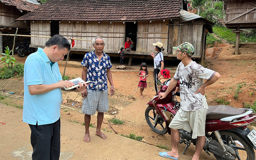 Cán bộ Đoàn công tác thu thập thông tin ảnh hưởng của động đất từ người dân. Cường độ chấn động của các trận động đất tại huyện Kon Plông chưa đến mức nghiêm trọng -0