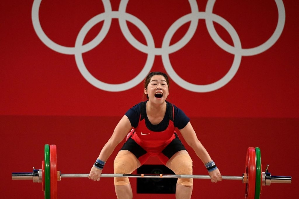Hoàng Thị Duyên tranh tài ở nội dung cử tạ nữ hạng dưới 59kg. (Ảnh: Getty)