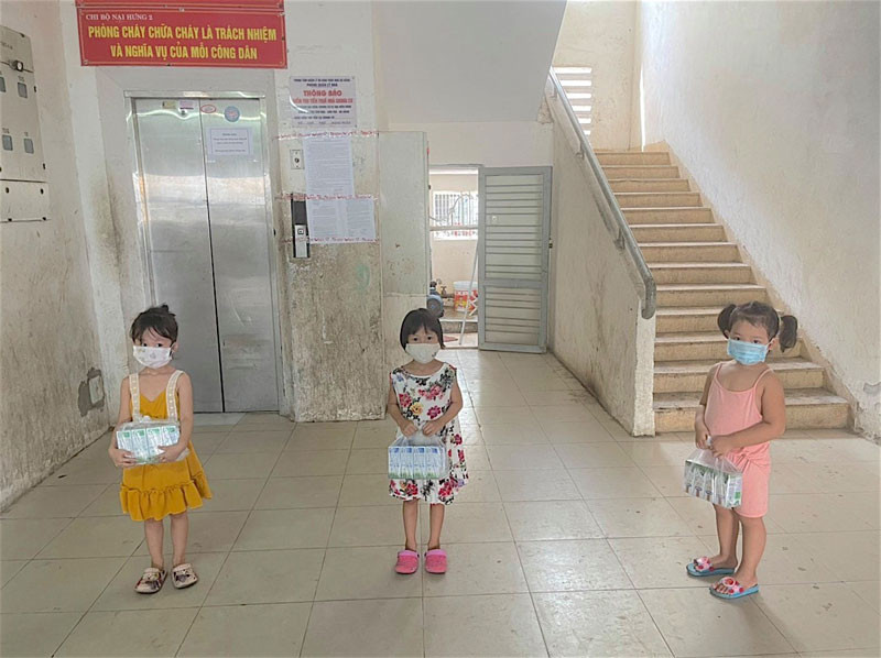 Hơn 500 trẻ em nghèo, có hoàn cảnh đặc biệt khó khăn trên địa bàn phường đã được hỗ trợ sữa. Những món quà đặc biệt trong mùa dịch -0