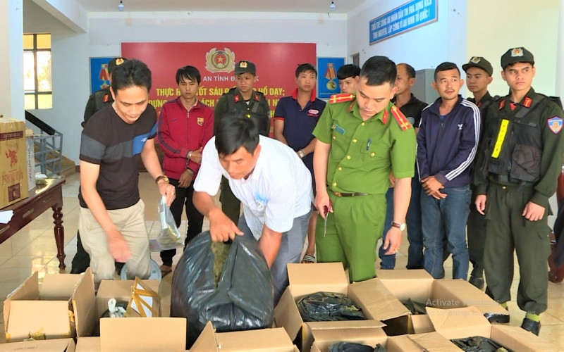 Ngoài số cần tươi, lực lượng Công an còn phát hiện 80kg cần sa khô được các đối tượng đóng trong thùng chuẩn bị đưa đi tiêu thụ.