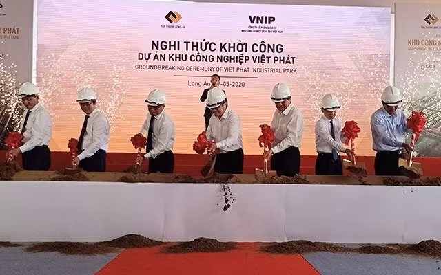 Lãnh đạo, đại diện các đơn vị làm lễ khởi công dự án.