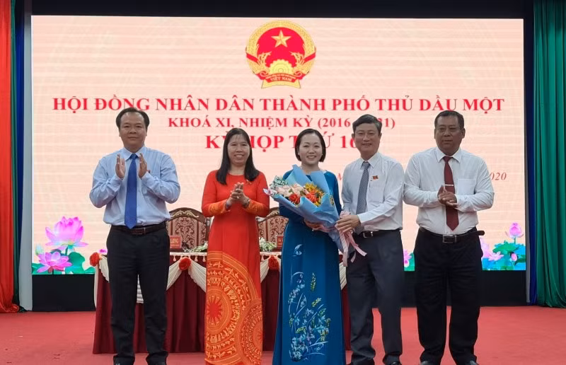 Phó Bí thư Thường trực Tỉnh ủy, Chủ tịch HĐND tỉnh Bình Dương Võ Văn Minh tặng hoa chúc mừng đồng chí Nguyễn Thu Cúc.