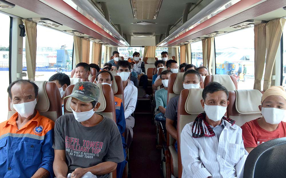 Bộ Chỉ huy BĐBP tỉnh vận động Hội Doanh nhân trẻ tỉnh Bình Thuận hỗ trợ xe khách đưa các ngư dân bị nạn về quê ở Quảng Ngãi. Bình Thuận đưa 25 ngư dân trên tàu cá bị nạn về quê -0