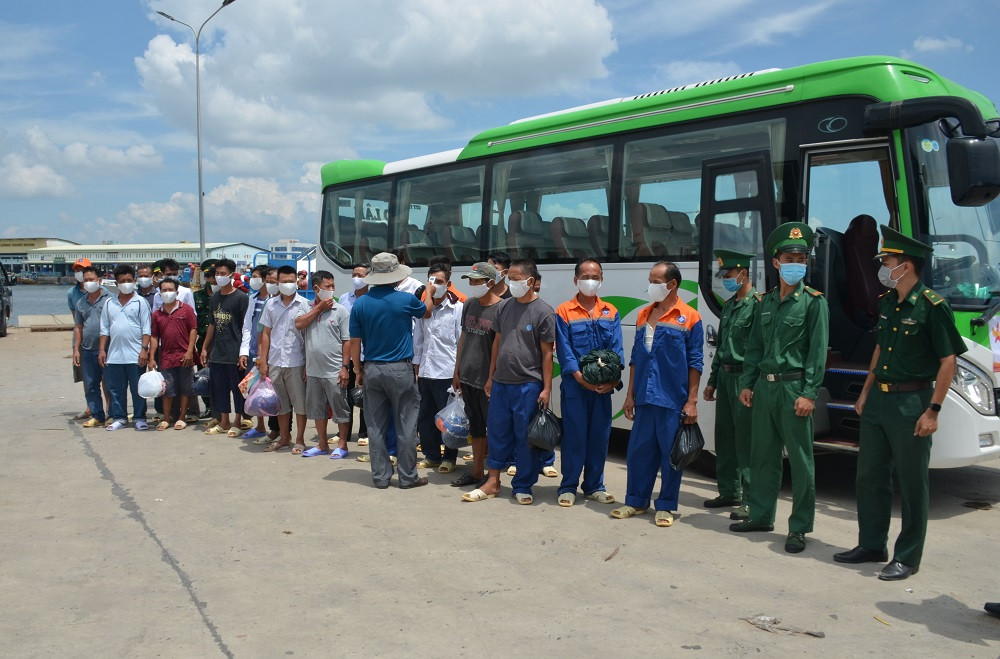 Tất cả các ngư dân được kiểm tra thân nhiệt, rửa tay sát khuẩn phòng dịch Covid-19 trước khi lên xe về quê. Bình Thuận đưa 25 ngư dân trên tàu cá bị nạn về quê -0
