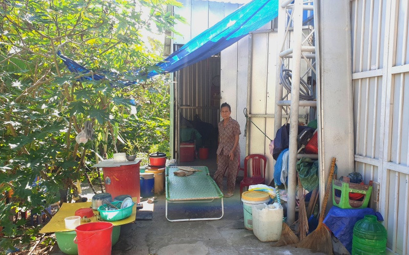 Bên trong Dự án kín cổng cao tường, không có bất cứ nhân công thiết bị máy móc nào được triển khai, chỉ có người phụ nữ này được thuê trông giữ. 06-1622442309550.jpg