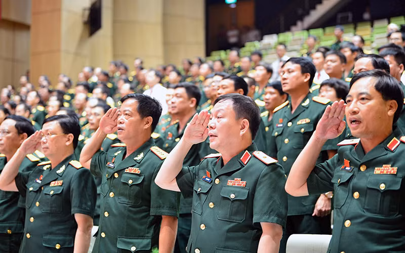 Các đại biểu dự đại hội thực hiện nghi lễ chào cờ.