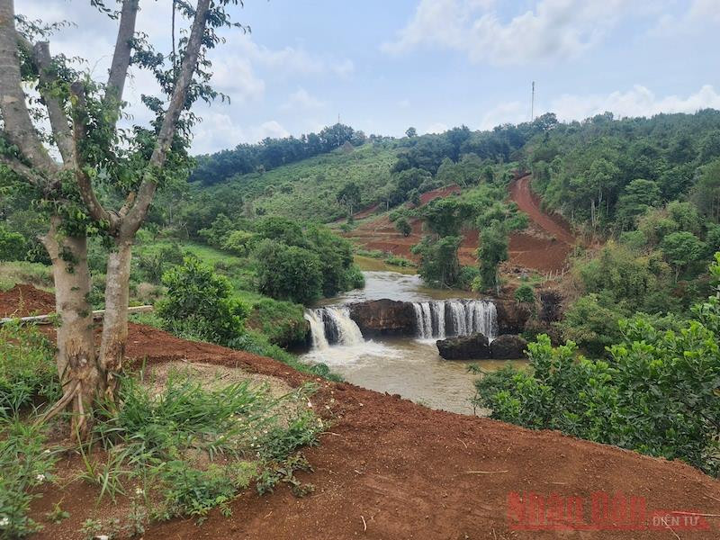 Nhiều vị trí đất nông nghiệp, thác nước tại phường Nghĩa Tân, thành phố Gia Nghĩa bị hủy hoại để làm “du lịch chui”. quy_hoach_treo_3-1620738254266.jpg