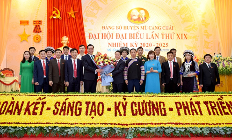 Phó Bí thư Tỉnh ủy, Chủ tịch UBND tỉnh Yên Bái Đỗ Đức Duy chúc mừng thành công của Đại hội. Đưa Mù Cang Chải trở thành huyện du lịch vào năm 2025 -0