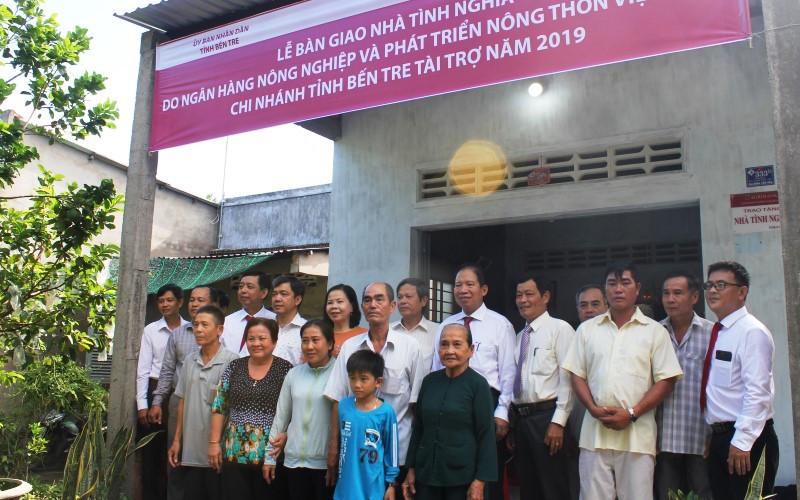 Lãnh đạo chính quyền địa phương và Agribank chi nhánh Bến Tre bàn giao nhà tình nghĩa cho gia đình ông Hồ Ngọc Khoa.