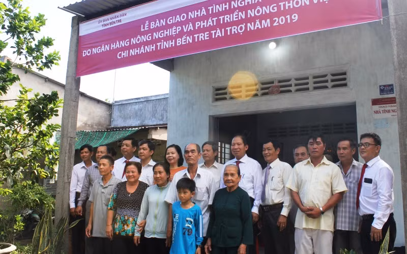 Lãnh đạo chính quyền địa phương và Agribank chi nhánh Bến Tre bàn giao nhà tình nghĩa cho gia đình ông Hồ Ngọc Khoa.