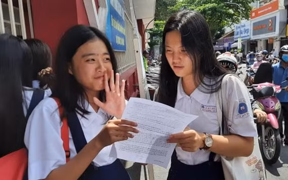 Thí sinh bàn luận về đề thi môn Toán.