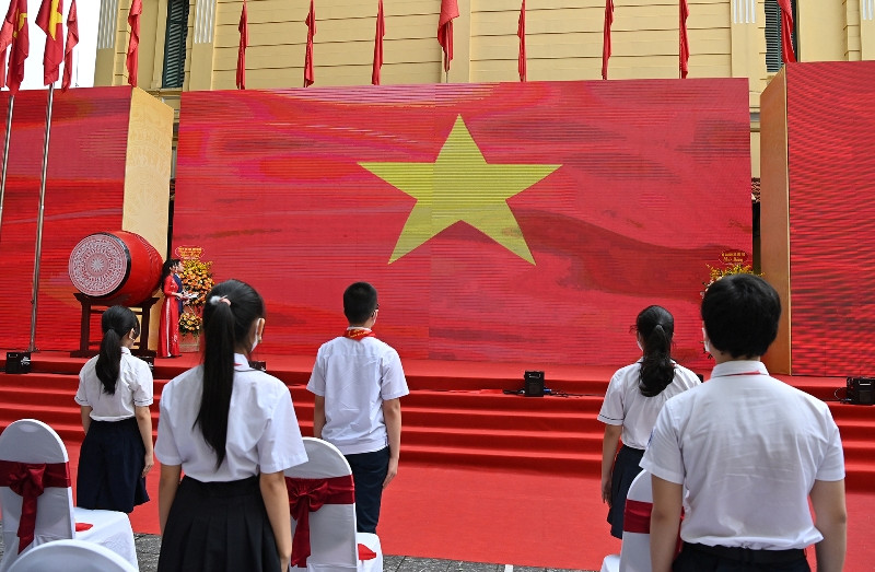 Đây thực sự là một lễ khai giảng đặc biệt, khi các em không thể được gặp thầy, gặp bạn trong ngày khai trường nhưng đó cũng sẽ là một kỷ niệm đáng nhớ với nhiều người. (Ảnh: Duy Linh) Độc đáo lễ khai giảng khó quên của học sinh cả nước trong giãn cách -0
