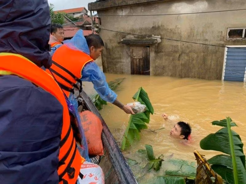 Quảng Bình huy động tổng lực cứu trợ người dân bị lũ cô lập -0