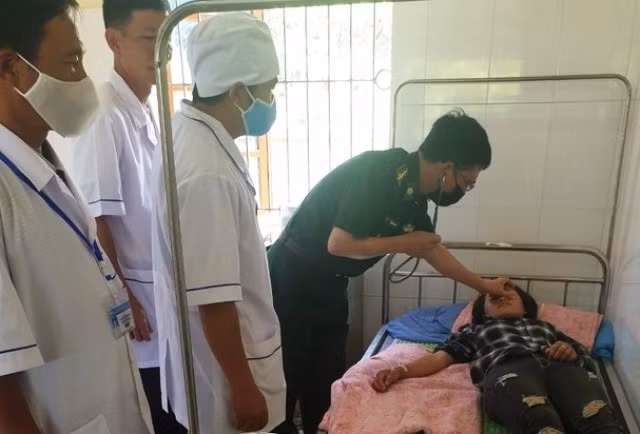 Các y, bác sĩ đang điều trị cho bệnh nhân.