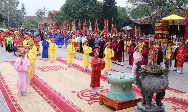 Lễ hội Đền Mẫu Âu Cơ được tổ chức hằng năm luôn thu hút đông đảo du khách tham dự. (Tin đề nghị ghép) Phú Thọ dừng tổ chức các hoạt động lễ hội -0