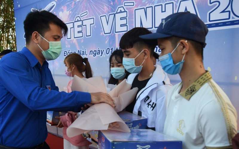 Đại diện Tỉnh đoàn Đồng Nai tặng quà cho thanh niên công nhân về quê đón Tết.