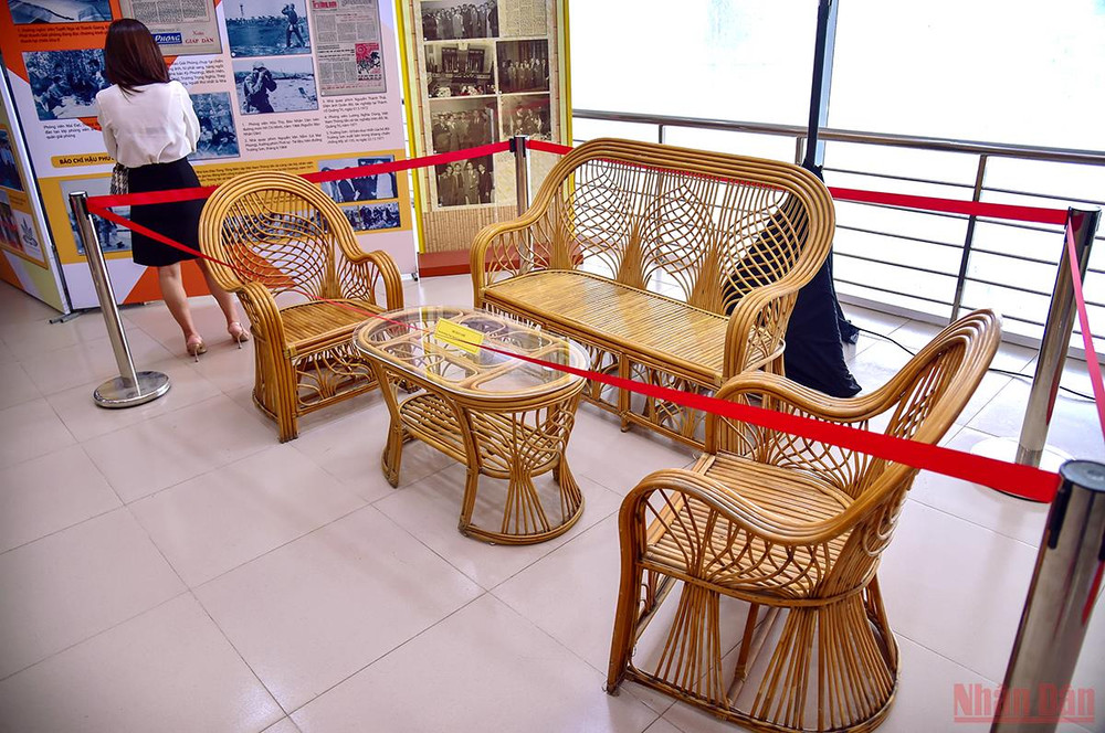Hiện vật bộ bàn ghế mây của Nhà báo Hoàng Tùng, nguyên Bí thư Trung ương Đảng, nguyên Tổng Biên tập Báo Nhân Dân. Trưng bày chuyên đề “Một đội ngũ cách mạng, một sứ mệnh vẻ vang” -0